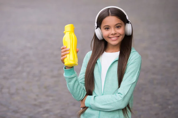 Έφηβος κορίτσι κατέχουν μπουκάλι αθλητισμού για την ισορροπία του νερού στο σώμα και την υγεία ενυδάτωση, υγιή παιδική ηλικία — Φωτογραφία Αρχείου