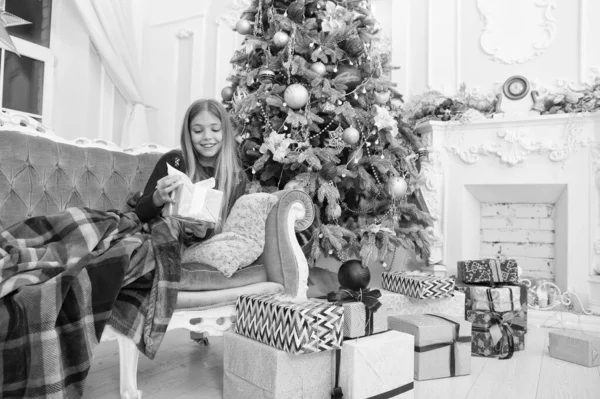 Yeni yıl partisi. Xmas çevrimiçi alışveriş. Aile tatili. Noel ağacı ve hediyeler. Mutlu yıllar. Kış. Noel 'den önceki sabah. Küçük kız. Çocuk tatilin tadını çıkar. — Stok fotoğraf