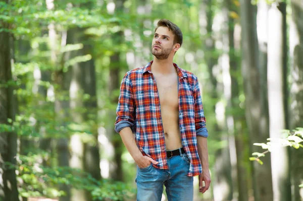 Homem usar estilo casual camisa desabotoada mostrando seu tronco, verão — Fotografia de Stock