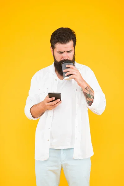 Stilig brutal kaukasisk affärsman dricka kaffe och läsa e-post på mobiltelefon, företag online — Stockfoto