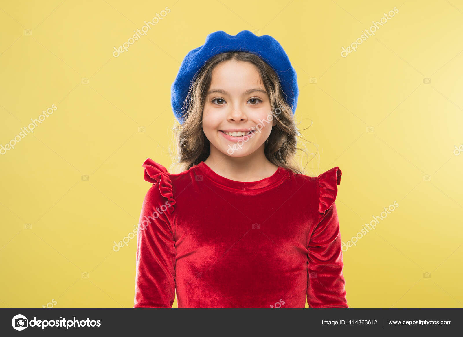 Chica parisina feliz en boina francesa sombrero y elegante rojo sobre amarillo, moda retro niño: fotografía de © stetsik #414363612 | Depositphotos