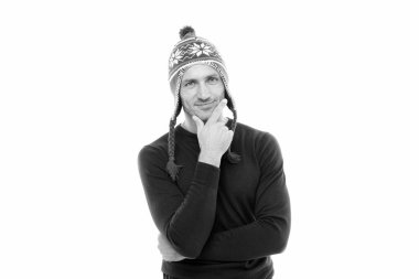 O çok karizmatik. Mutlu adam kış mevsimine hazır. Noel ve yeni yıl tatili. Kış şapkasıyla gülümseyen yakışıklı adam. Yetişkin bir adam beyazda izole edilmiş. Erkekler için örülmüş moda aksesuarı