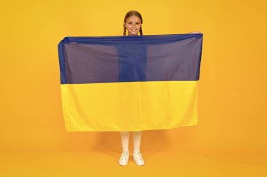 Ukraynalıyım ve bununla gurur duyuyorum. Vatansever eğitim. Bağımsızlık günün kutlu olsun. Çocuk Ukrayna bayrağı taşıyor. Vatanseverlik Ukrayna 'yı sever. Ulusal kimlik. Mavi ve sarı Ukrayna bayraklı kız