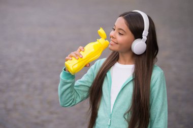 Çocuk sağlıklı yaşam tarzı ve su için plastik şişeden maden suyu içiyor, çocukluk.