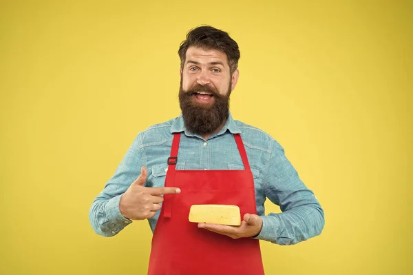 Precio razonable y buena calidad. técnicas de elaboración de queso. fabricante de queso. hipster con barba en delantal de chef. Tienda de productos lácteos. Compras en línea. Producto gourmet. feliz barbudo hombre celebrar queso —  Fotos de Stock