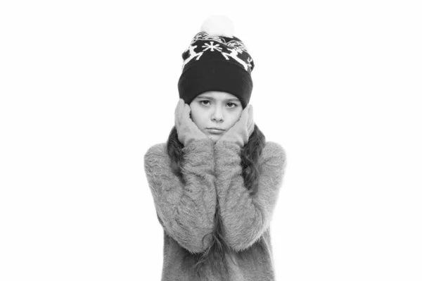 Δεν μου αρέσει ο καιρός. μικρό γυναικείο καπέλο και γάντια. το αγαπημένο της πλεκτό πουλόβερ. ενεργό υγιή παιδική ηλικία. Αισθάνομαι ζεστά. Παιδικά πλεκτά μόδας. λυπημένο μικρό παιδί έτοιμο για το κρύο του χειμώνα — Φωτογραφία Αρχείου