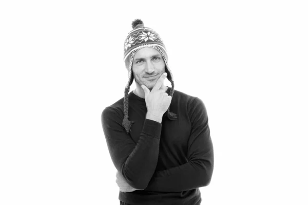 Es tan carismático. hombre feliz listo para la temporada de invierno. Navidad y vacaciones de año nuevo. hombre guapo sonriendo en sombrero de invierno. hombre maduro aislado en blanco. accesorio de moda de punto para hombres —  Fotos de Stock