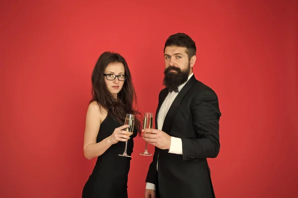 Tillfälle att fira. Par i kärlek dricker mousserande vin. Attraktiv kvinna skäggig man höja glasögon. Familjen firar Alla hjärtans dag. Romantiskt förhållande. Kärlekskoncept. Firar sin kärlek — Stockfoto