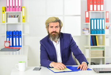 İş çözümleri. Sakallı patron. Standartları yükseltmek. Borsa. Ofis personeli konsepti. Yönetici sorunları çözüyor. Entelektüel bir görev. Finansal analiz. İş kararı vermek