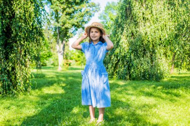 Tatlı kız hasır şapkalı, köylü tarzı arka plan, dinlen ve rahatla.