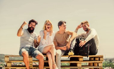 Yaz tatili. Fikirleri tartışıyoruz. Neşeli arkadaşlar rahatlıyor. Kaygısız arkadaşlar. Gerçek dostluk. En yakın insanlara karşı samimi olmak. Erkekler ve kadınlar doğa hakkında konuşuyorlar. Arkadaşlarla vakit geçirmek.