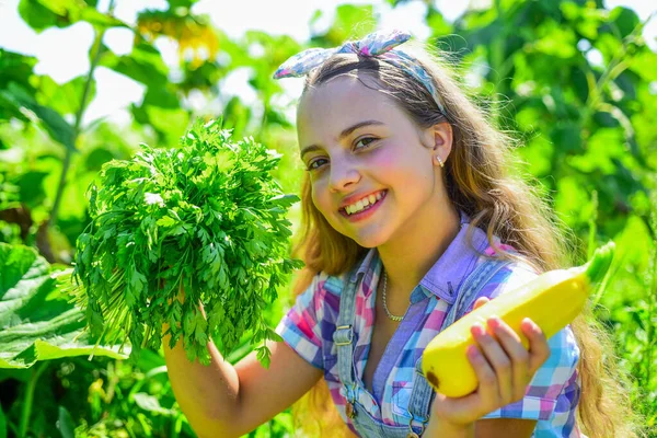 Chica jardinero feliz cultivo de alimentos frescos solo de la granja —  Fotos de Stock