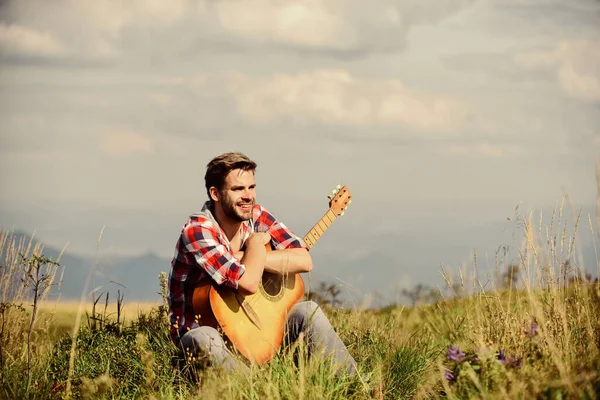 Muzyka na całe życie. piosenka country. Seksowny facet z gitarą w szachownicy. moda hipsterska. szczęśliwy i wolny. Kowboj z gitarzystą akustycznym. zachodni kemping i turystyka — Zdjęcie stockowe