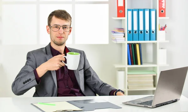 Ufficio ragazzo seduto computer portatile tavolo, concetto di pausa caffè — Foto Stock