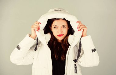 Giy şunu. Soğuk algınlığı. Mevsimlik moda. Mutlu kış tatilleri. Noel zamanı. Kabarık ceketli kız. Sahte kürk modası. Yastıklı, kalın paltolu kadın. Kış kıyafetleri içinde güzellik. Soğuk sezon alışverişi