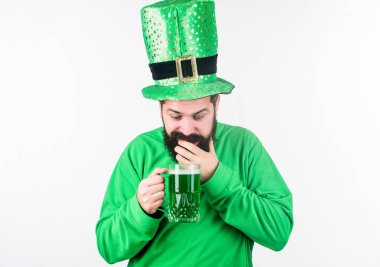 Vahşi sakallı hippi adam yarım litre bira içiyor. İrlanda barı. Yeşil bira kupası. Kutlamanın bir parçası olarak bira içmek. Kültürü keşfetmek. Alkol tüketimi Aziz Patrick Günü 'nün ayrılmaz bir parçası. İrlanda geleneği