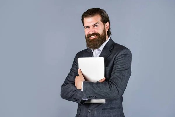 Umore positivo per lavorare. nuova tecnologia nel business moderno bugia. felice hipster caucasico barbuto con computer. rapporto di finanza dipendente maschile e ricerche nello spazio di coworking su laptop — Foto Stock