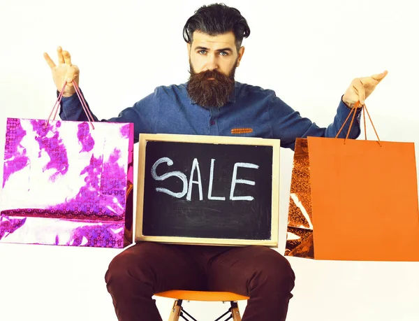 Szakállas férfi, brutális kaukázusi hipszter, bajusszal a kezében bevásárló csomagok — Stock Fotó