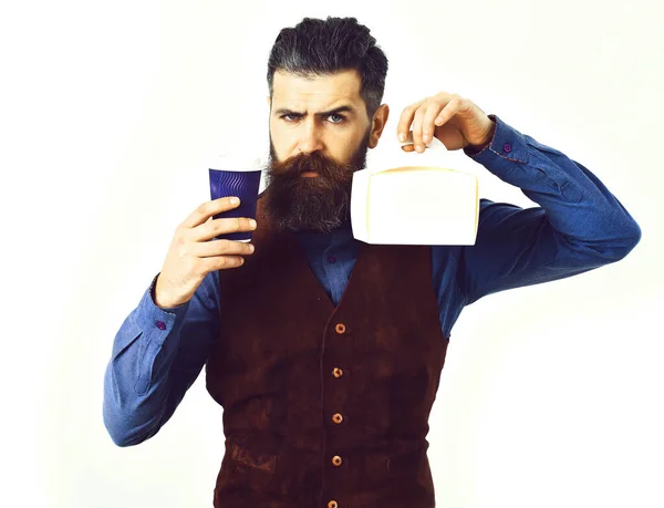 Barbu brutal hipster caucasien avec tasse à café et boîte à repas — Photo