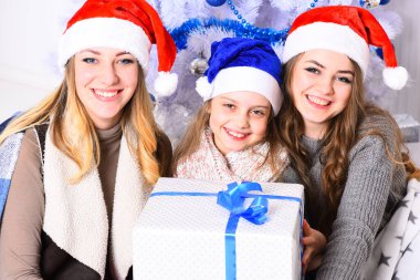 Kardeşler büyük hediye kutularını açarlar. Kış tatili ve parti konsepti.