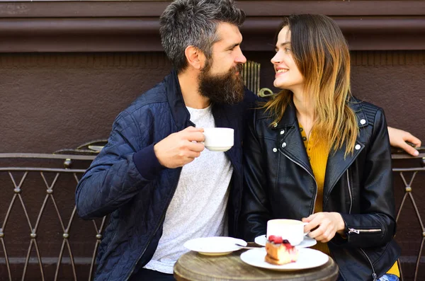 Femme et homme aux visages heureux ont rendez-vous au café. — Photo