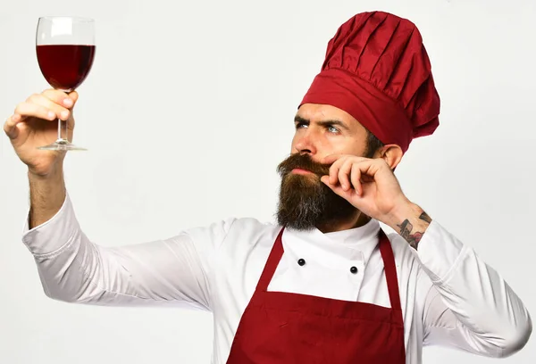 Шеф-кухар тримає келих червоного вина. Людина з бородою — стокове фото