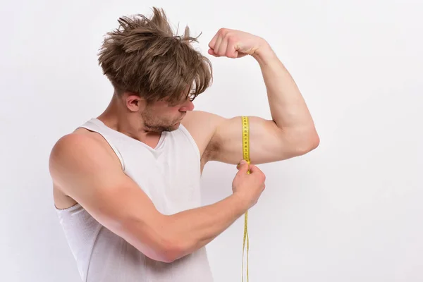 Athlète aux cheveux sales montrant des biceps et des triceps — Photo