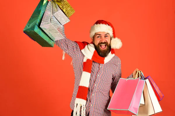 Weihnachtsmann mit bunten Päckchen. Black-Friday-Verkaufskonzept. — Stockfoto