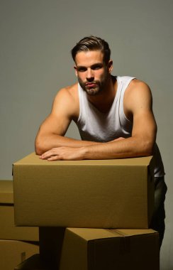 Ciddi yüzlü maço beyaz tişört giyiyor..