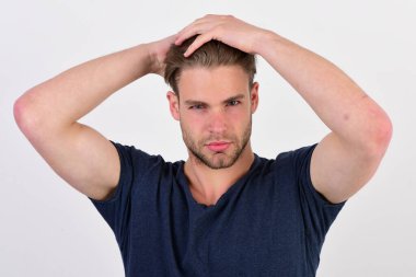 Mavi tişörtlü kıllı adam. Kendinden emin yüzlü maço.