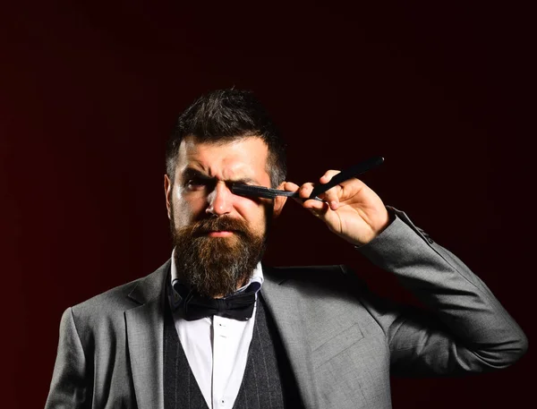 Macho in abito formale radere la barba. Uomo con la barba lunga — Foto Stock