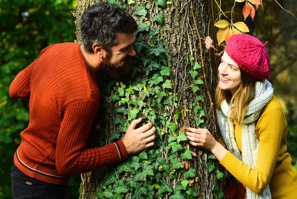 Partnersuche und Herbstliebe. Mann und Frau mit glücklichen Gesichtern — Stockfoto