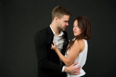 Aşık seksi çift. İş çifti cinsel tacizi temsil ediyor. Ofis modası ve şirket kıyafeti. Sevilen bir iş arkadaşı. Ortaklık kavramı. Erkek ve kadın kucaklaşır. Aşk ve romantizm