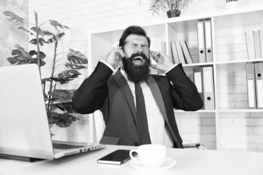 Müzikle rahatlamak. Akıl sağlığı. Ofis çalışanı dinleniyor. Rahatlatıcı aktiviteler. Kriz yönetimi. İlham konsepti. Patron iş yerinde. Kulaklıklı menajer enerjik melodiyi dinliyor.