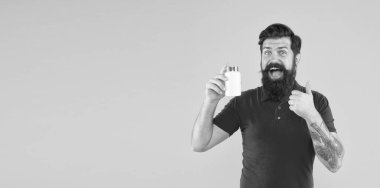 Kavanozda erkek güzellik ürünü. Vahşi sakallı adam vitamini tutar. İlaç hapları ve ilaçlar. Biyolojik vitamin kompleksi. Mutlu hipster. Sağlıklı yaşam tarzı ve insanların konsepti. Besin takviyesi. Boşluğu kopyala