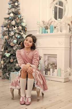 Hayaller gerçek olur. Umut kavramı. Rüya gibi bebek noel dileği. Dilek tutuyorum. Noel Baba 'yı bekliyorum. İç dekore edilmiş Noel ağacının yanında dilek tutan sevimli bir kız. Umutlu çocuk. Yeni yıl arifesi