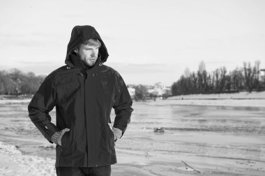 Hoş düşünceler. Hava tahmini. İnsan ve doğa. Adam gün batımında karlı arazide yürüyor. seyahat ve keşif konsepti. Kırmızı parkalı adam. Kış erkek modası. Soğuk iklim için sıcak kıyafetler