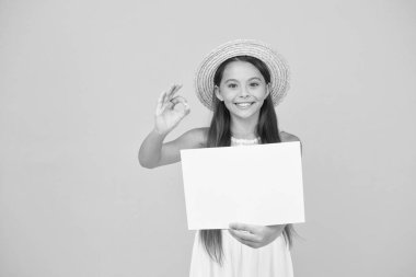 Çocuklar için yaz kampı. Seyahat konsepti. Yaz tatili kıyafeti. Reklam fotokopi alanı. Her türlü aktivite, spor ve kültürel geziler. Genç kız yaz modası. Hasır şapkalı küçük güzellik