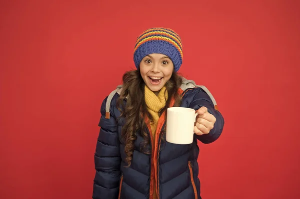 Chá verde sem açúcar. Uma chávena de chá. Beba um copo quente. A beber cacau quente. Receita de chocolate quente. Conceito de sobremesa. Pausa para café. Bebida quente. Ideia para o aquecimento. Menina feliz hipster. Crianças malhas quentes — Fotografia de Stock