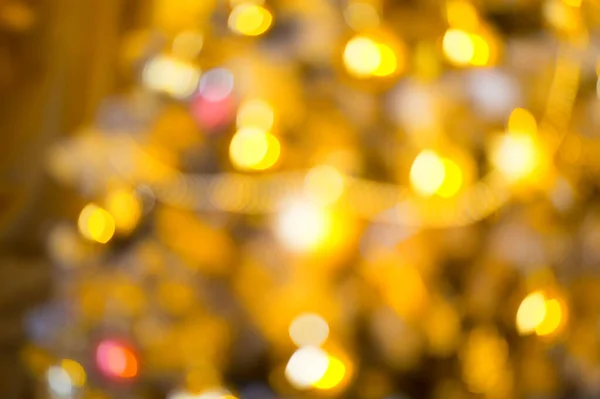 Gör det glad semester. Julbelysningen är ur fokus. Oskärpa bokeh effekt. Ljus suddig abstrakt bakgrund. God jul. Gott nytt år. Semestersäsong — Stockfoto