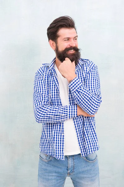 Homem feliz com sorriso barbudo no rosto raspado e cabelo elegante em estilo casual moda, salão de beleza — Fotografia de Stock