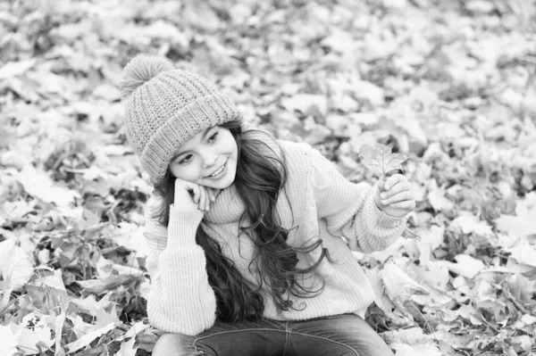 秋のスキンケアルーチン。子供は暖かいニット帽を着用する。暖かいウールのアクセサリー。秋の自然をリラックスした女の子。素敵な季節だ。今年の秋を暖かく保ちなさい。屋外の子供。気をつけてリラックスして — ストック写真