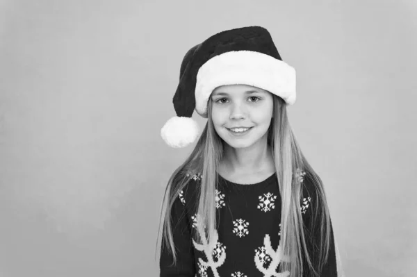 Espíritu de invierno. Fiesta de año nuevo. Chico Santa Claus. Niña con sombrero de santa. Felices fiestas de invierno. Niña pequeña. Compras de Navidad. Adorable bebé sonriente esperando a Santa. Concepto de felicitaciones —  Fotos de Stock