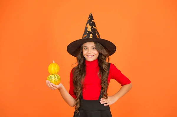 Todo lo que necesitas es calabaza. niño celebrar las vacaciones de otoño. Chica adolescente con sombrero de bruja celebrar la fiesta. Feliz Halloween. truco o trato. Carnaval disfraz festivo de bruja. niño con calabaza pequeña —  Fotos de Stock