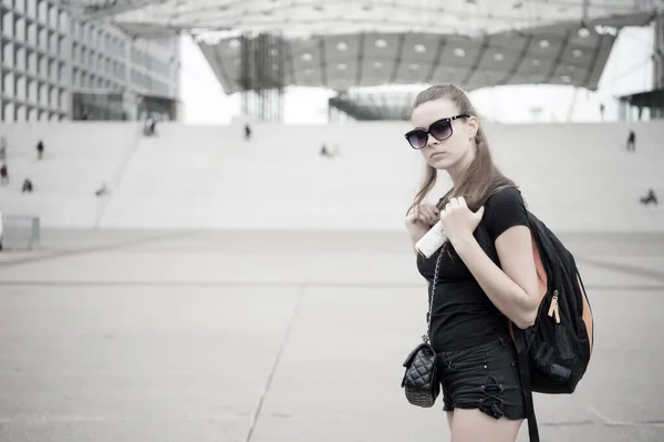 Debe visitar lugares lista de verificación. Visita guiada. Gafas de sol turísticas niña disfrutar del centro de la ciudad. Fondo de arquitectura urbana de mujer. Guía para turistas. Mochilero explorando la ciudad. Vacaciones de verano — Foto de Stock