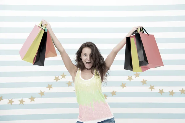いい買い物だ。幸せな女の子ショッピングバッグを見る。良い買い物で一日買い物した後の幸せな女の子。販売後に購入する女性。小売療法を受けています。興奮したお店の休日の準備. — ストック写真