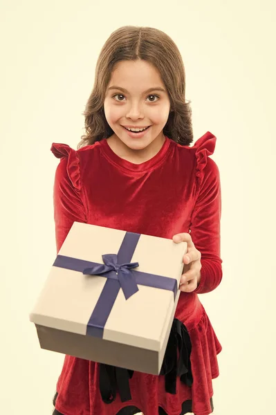 Celebrando el día especial de la vida. Chica de cumpleaños aislada en blanco. Un niño feliz recibió un regalo de cumpleaños. Cumpleaños aniversario. Celebración festiva. Feliz cumpleaños a ti. —  Fotos de Stock