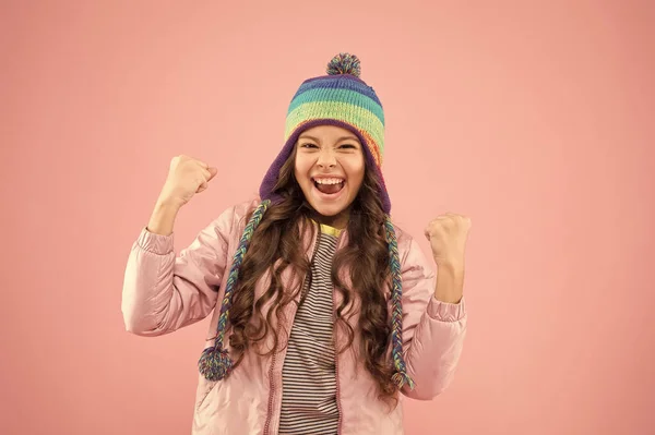 Feliz de mí. ropa de abrigo para la estación fría. Sombrero de invierno niña pequeña. listo para la actividad invernal. Moda infantil. chica de moda sonriendo. niño siente éxito fondo rosa. estilo otoño. feliz infancia —  Fotos de Stock