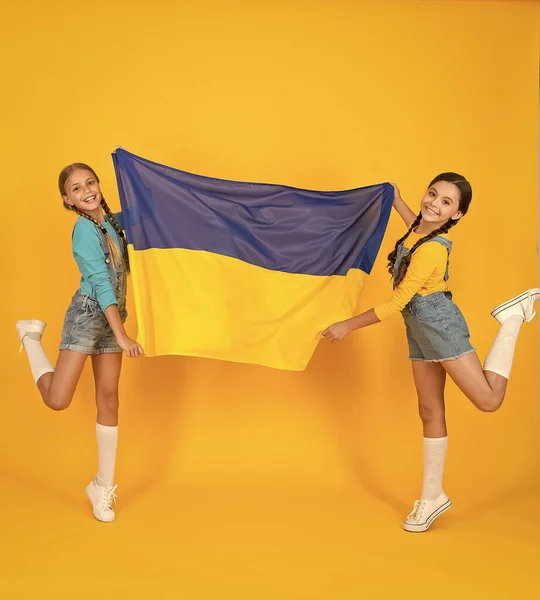 Grattis på självständighetsdagen. Barn håller ukrainska flaggan. Ukrainska barn. Fira nationaldagen. Patriotism respekt och kärlek till fosterlandet. Flickor med blå och gul flagga. Patriotisk utbildning — Stockfoto