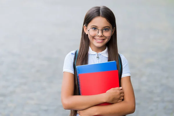 İyi çalış. Gözlüklü mutlu çocuk çalışma kitaplarını dışarıda tutuyor. Okulun gerekliliklerine dönelim. Okul eğitimi. Bilgi toplama günü. 1 Eylül. Beyninin paslanmasına izin verme — Stok fotoğraf